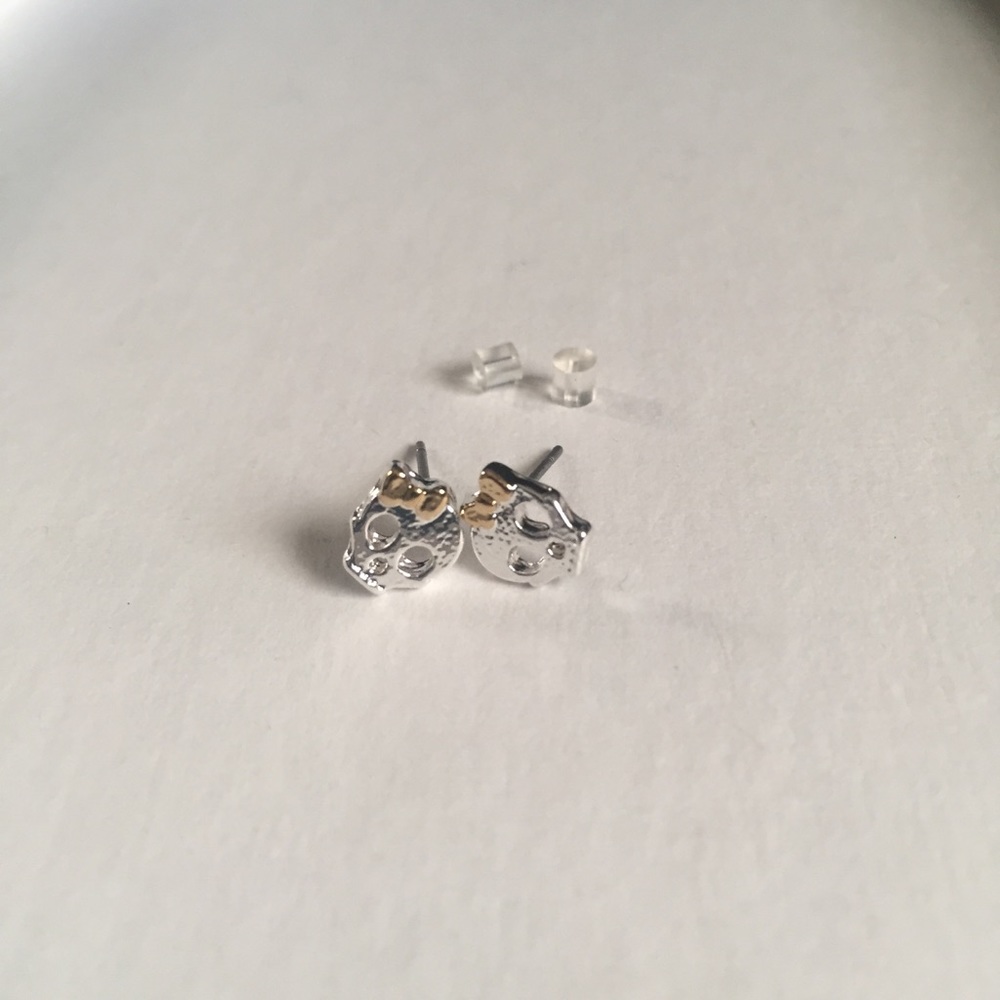 Tiny Skull and Bows Earrings - Picture 4 of 8
